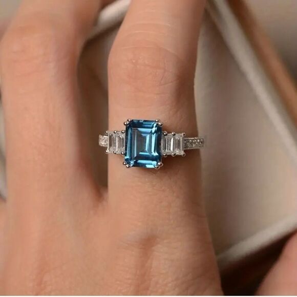 Silver plated Blue crystal emerald cut ring size 9 - Picture 2 of 4